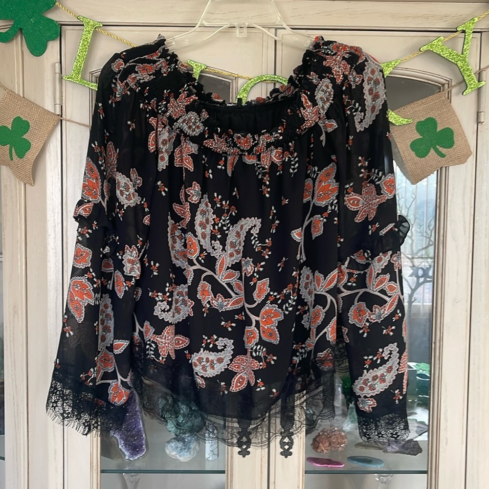 Off the shoulder, cute lace trimming top size small gently used like new
